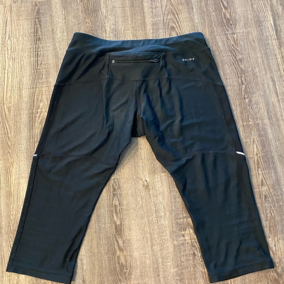 Nike Crop Leggings - Picture 2 of 5